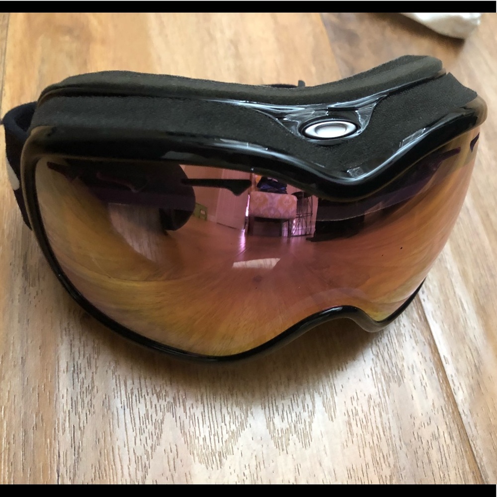 Women’s Oakley snowboard goggles